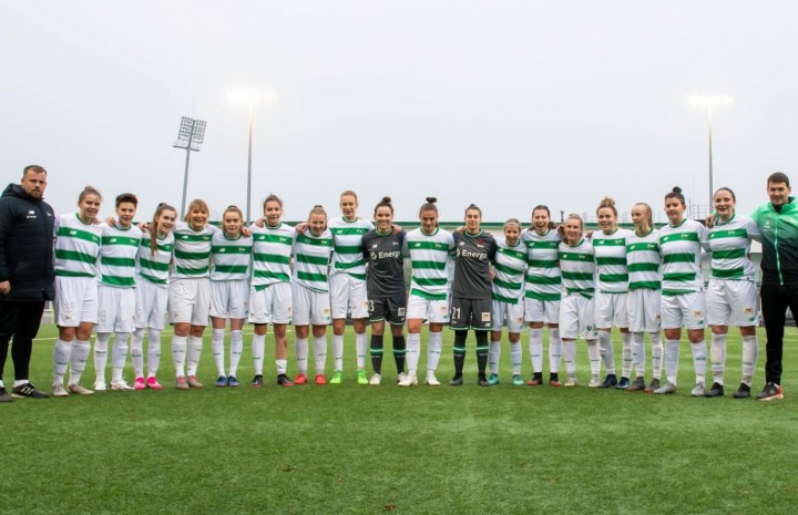 Zrzutka piłkarzy na piłkarkę