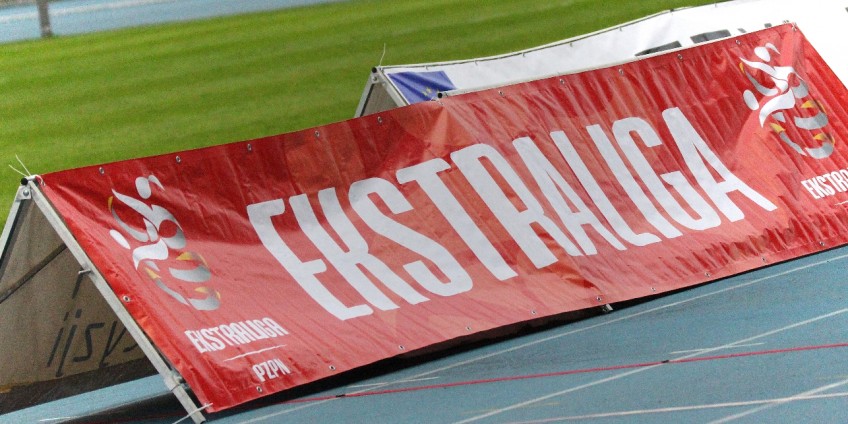 Ekstraliga na sztucznej, a trybuny, spiker?