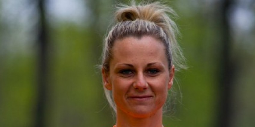 Oli tańczy na boisku. Tak broni Komosa