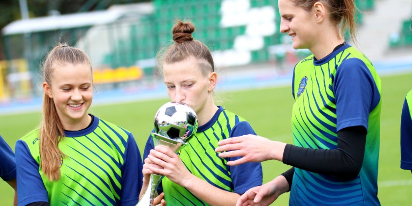 Puchar i kamery na meczu w Sieradzu