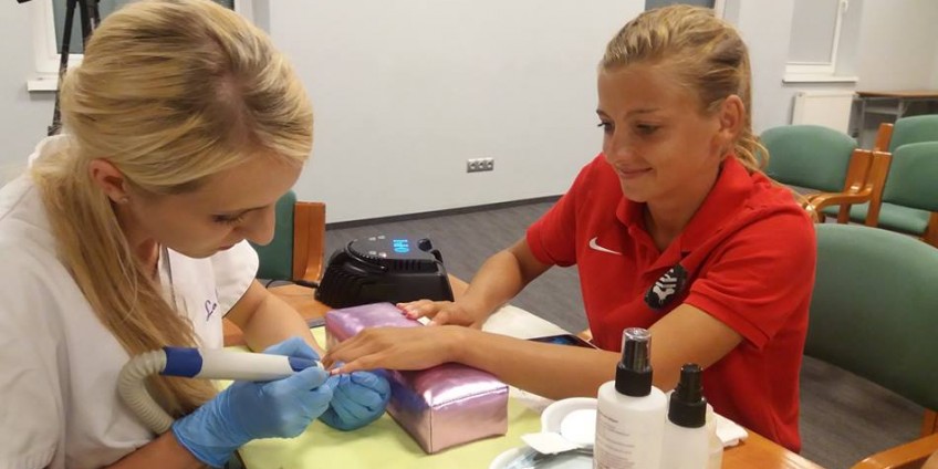 Paznokcie piłkarek w klubowych barwach