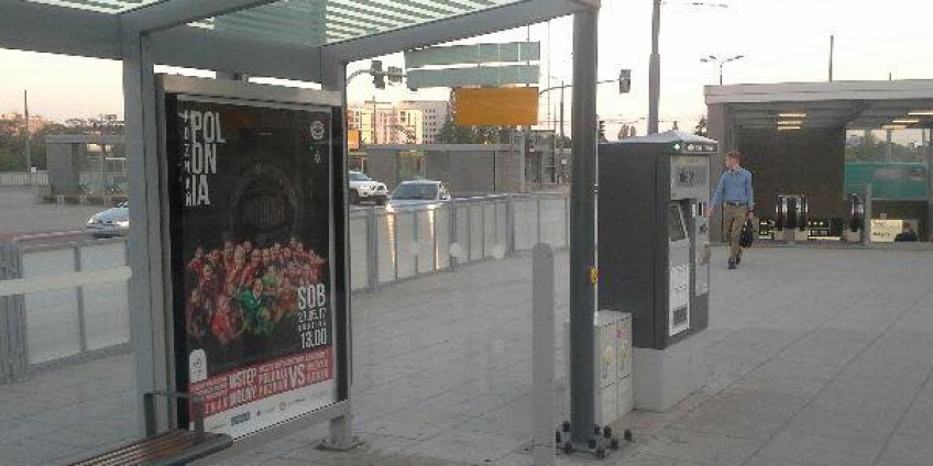 Plakaty meczowe na poznańskich przystankach