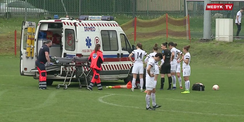 Karetka zatrzymała się w polu karnym