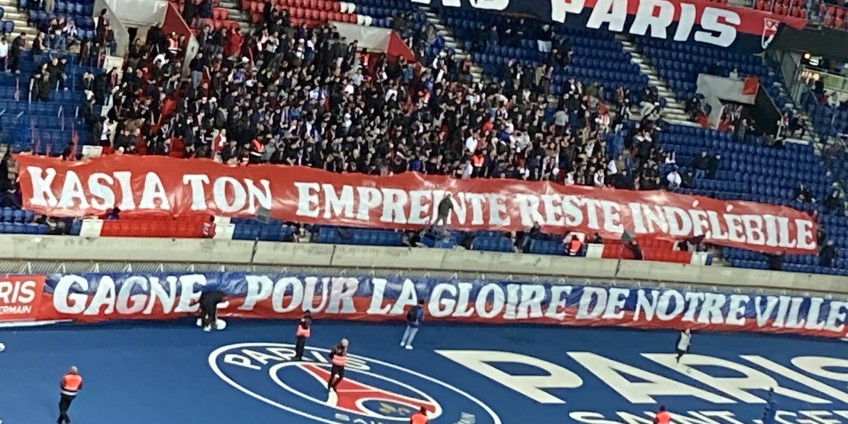 Kibice PSG przywitali Kiedrzynek w Paryżu