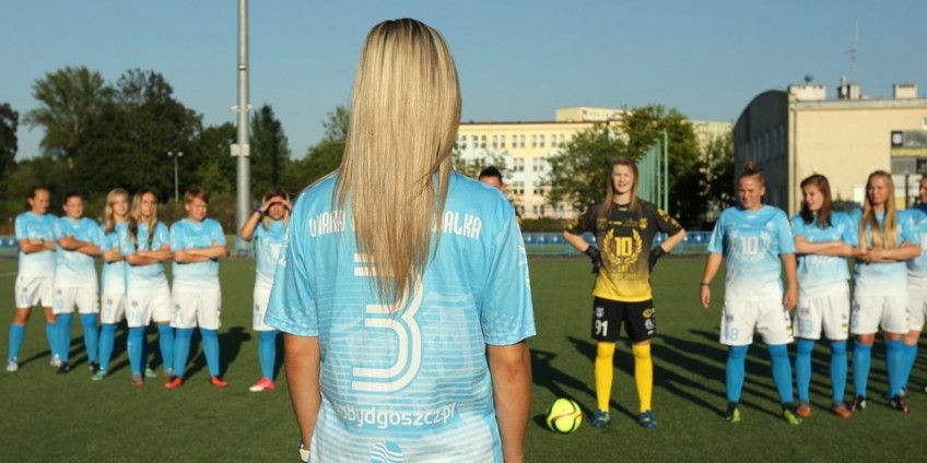 Bydgoskie piłkarki zdejmą i rzucą koszulki