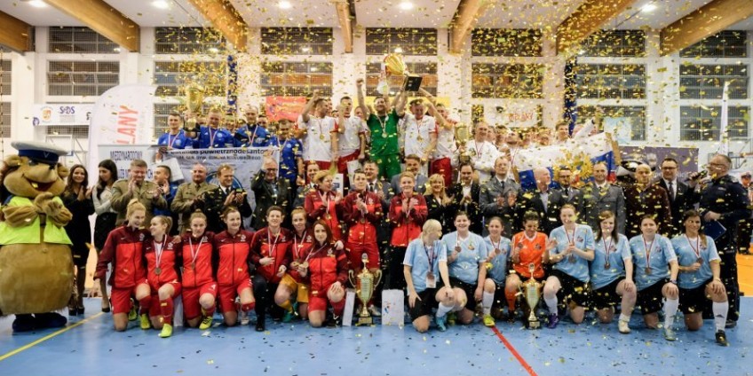 Panie w mundurach też grają w piłkę