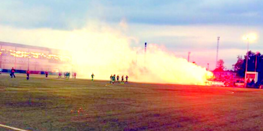 Mecz III ligi przerwany przez... race i petardy